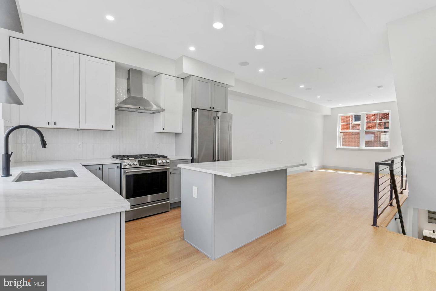 Property Photo: 723 Mercy Street PA 19148