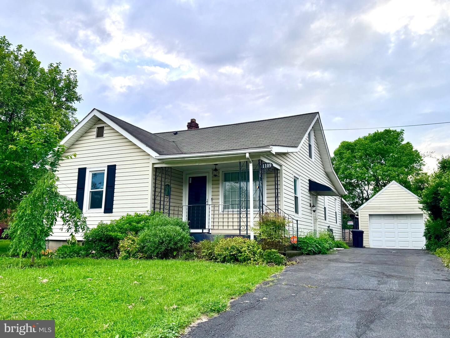 Property Photo: 1109 W Virginia Avenue WV 25401
