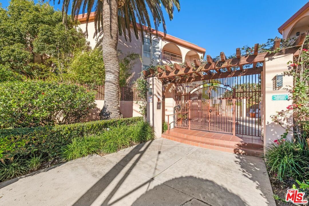 Property Photo: 2045 4th St CA 90405