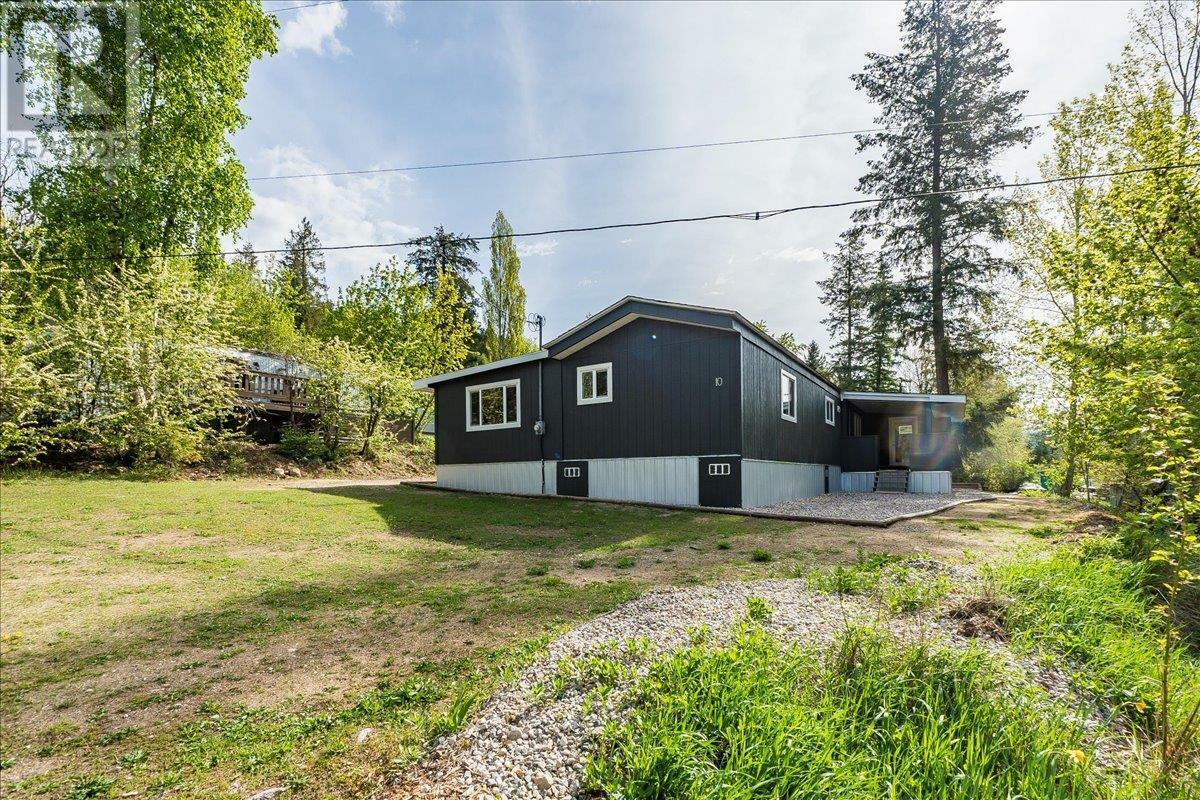 Property Photo: 3969 Broadwater Road 10 BC V1N 4V5
