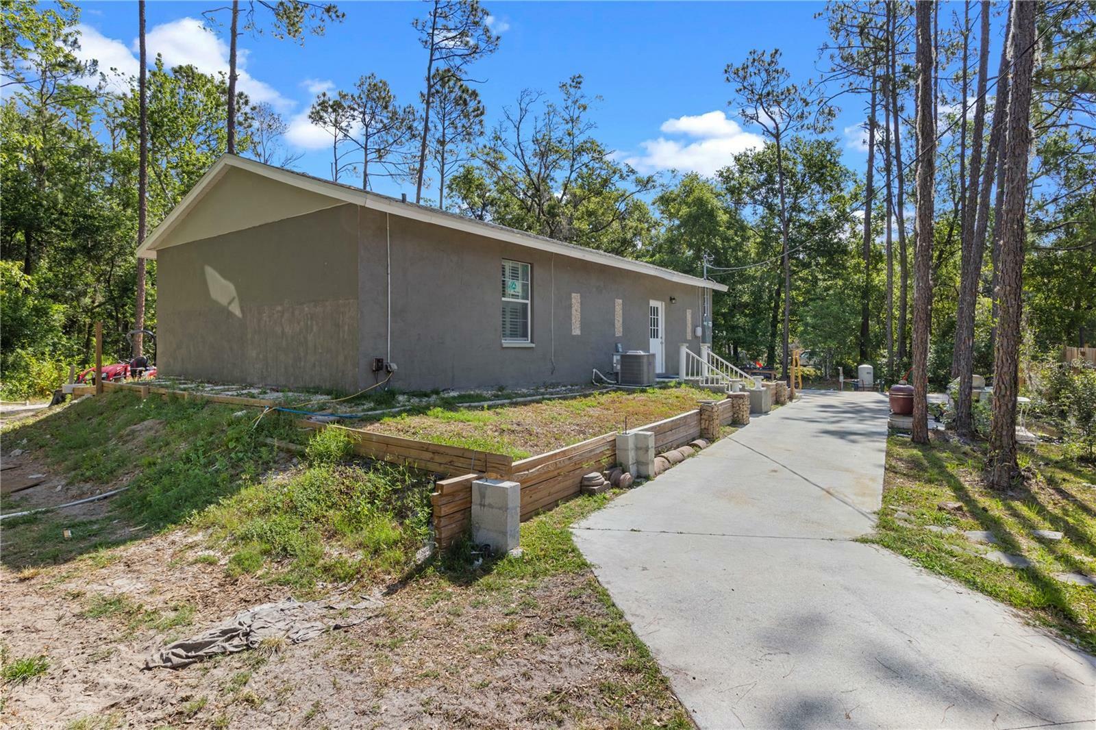 Property Photo: 1611 Creekwood Run FL 33809