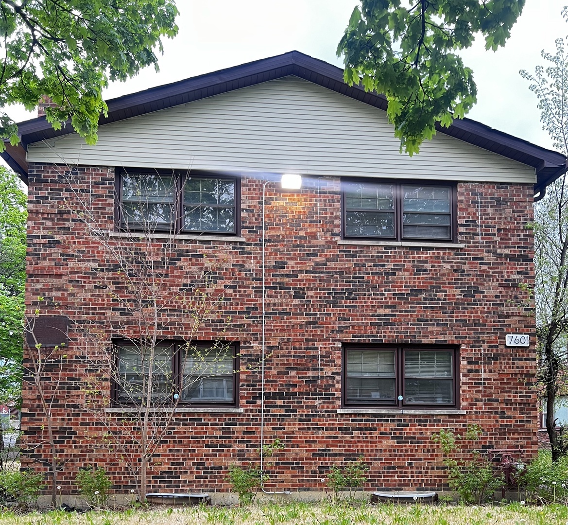 Property Photo: 7601 S Laflin Street 1E IL 60620