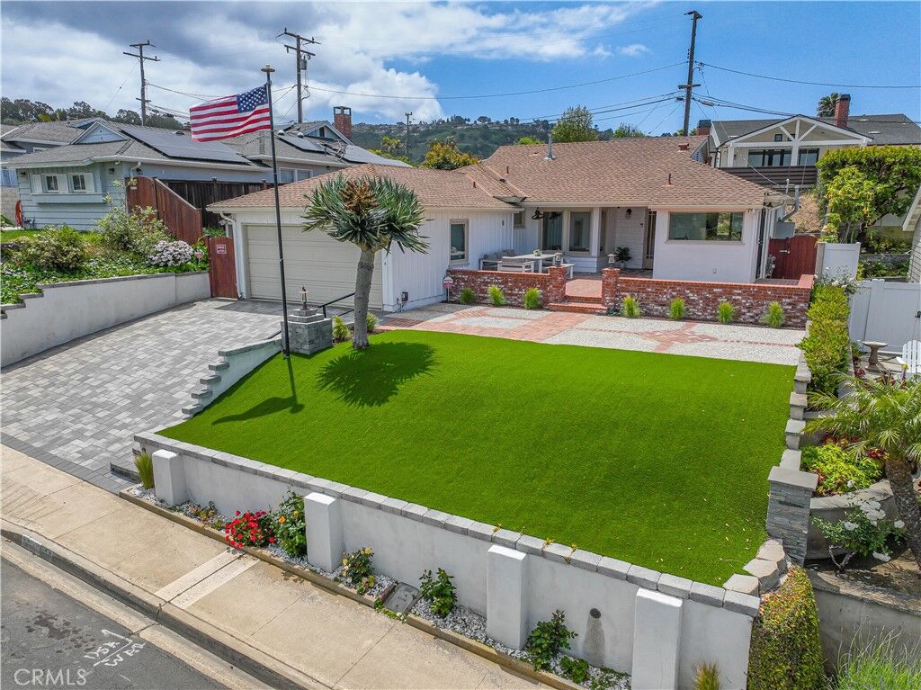 Property Photo: 206 Calle De Sirenas CA 90277