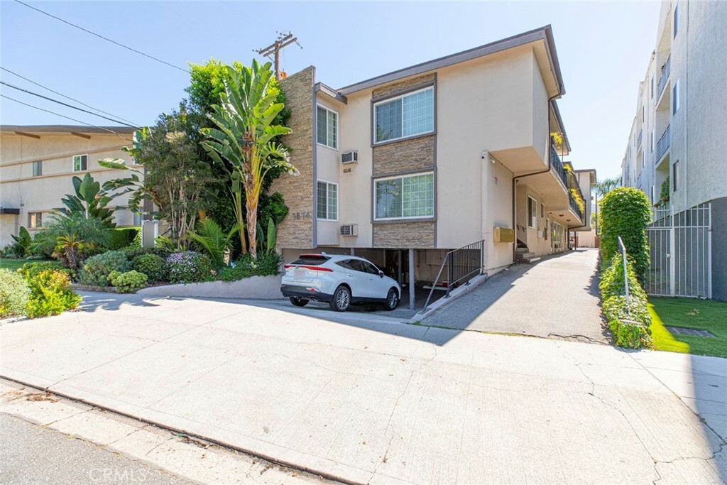Property Photo: 1814 Grismer Avenue CA 91504