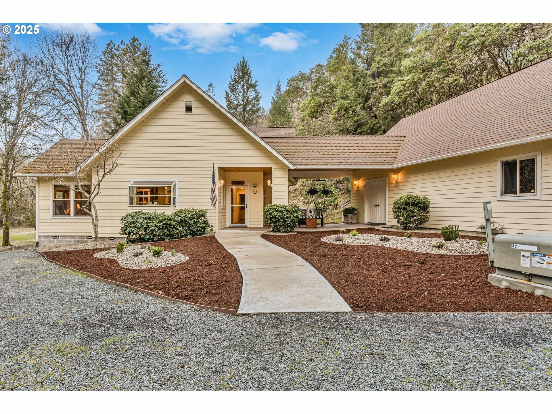 Property Photo: 780 Pinecrest Dr OR 97526
