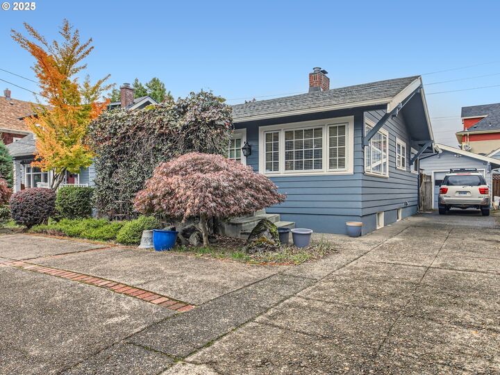 1027 SE Tacoma St  Portland OR 97202 photo