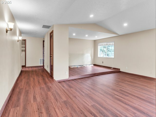 Property Photo: 782 45th Ave OR 97301