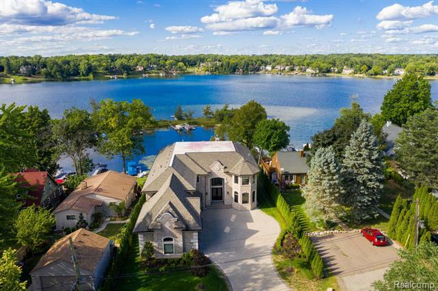 Property Photo: 5820 Lakeview Avenue MI 48323
