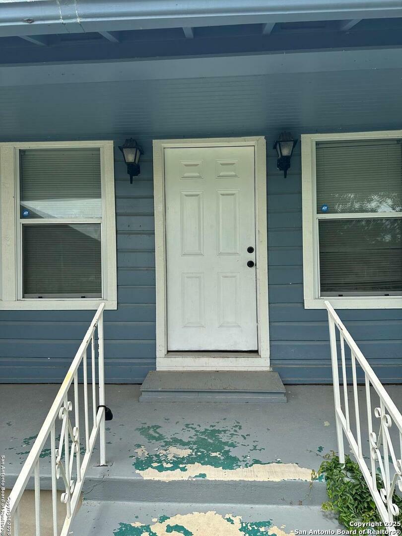 Property Photo: 2543 W Mulberry TX 78228