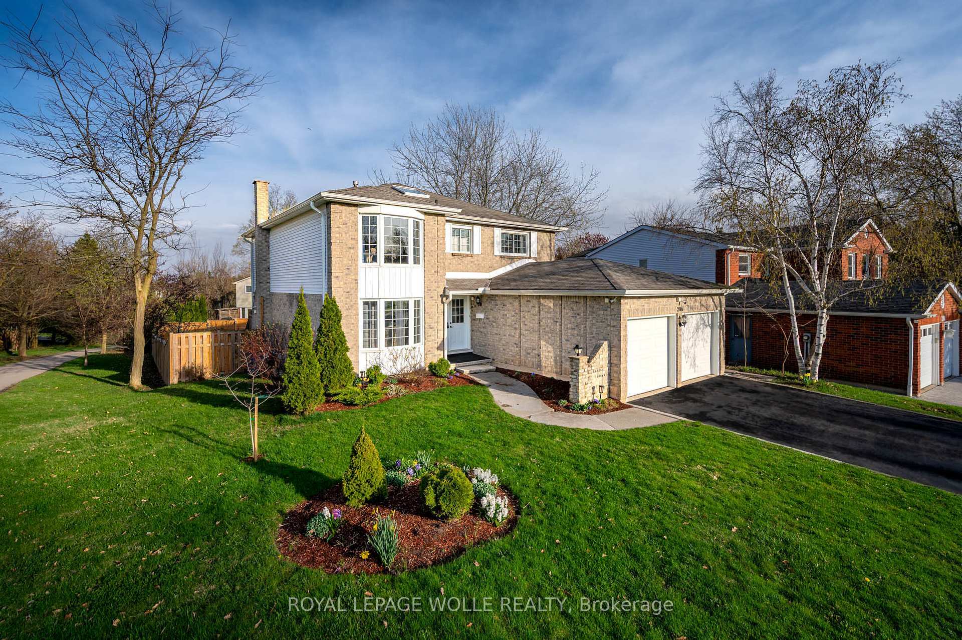 Photo de la propriété:  206 Westvale Drive  ON N2T 1C3 