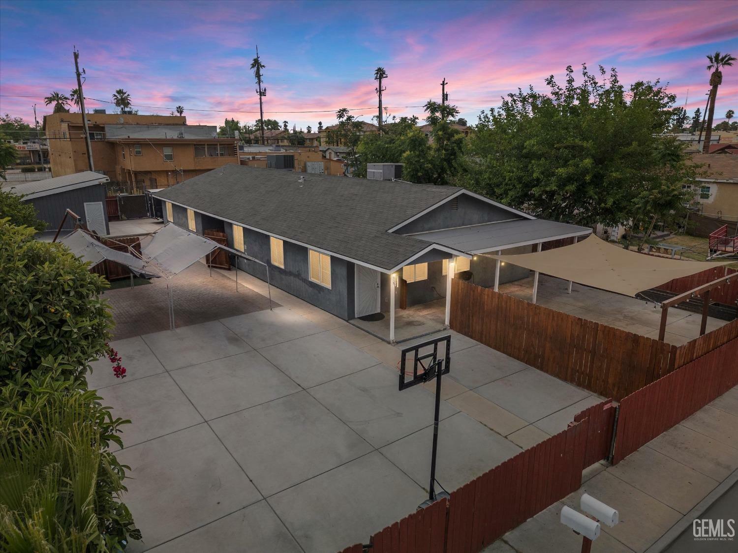Property Photo: 515 Wallace Street CA 93307