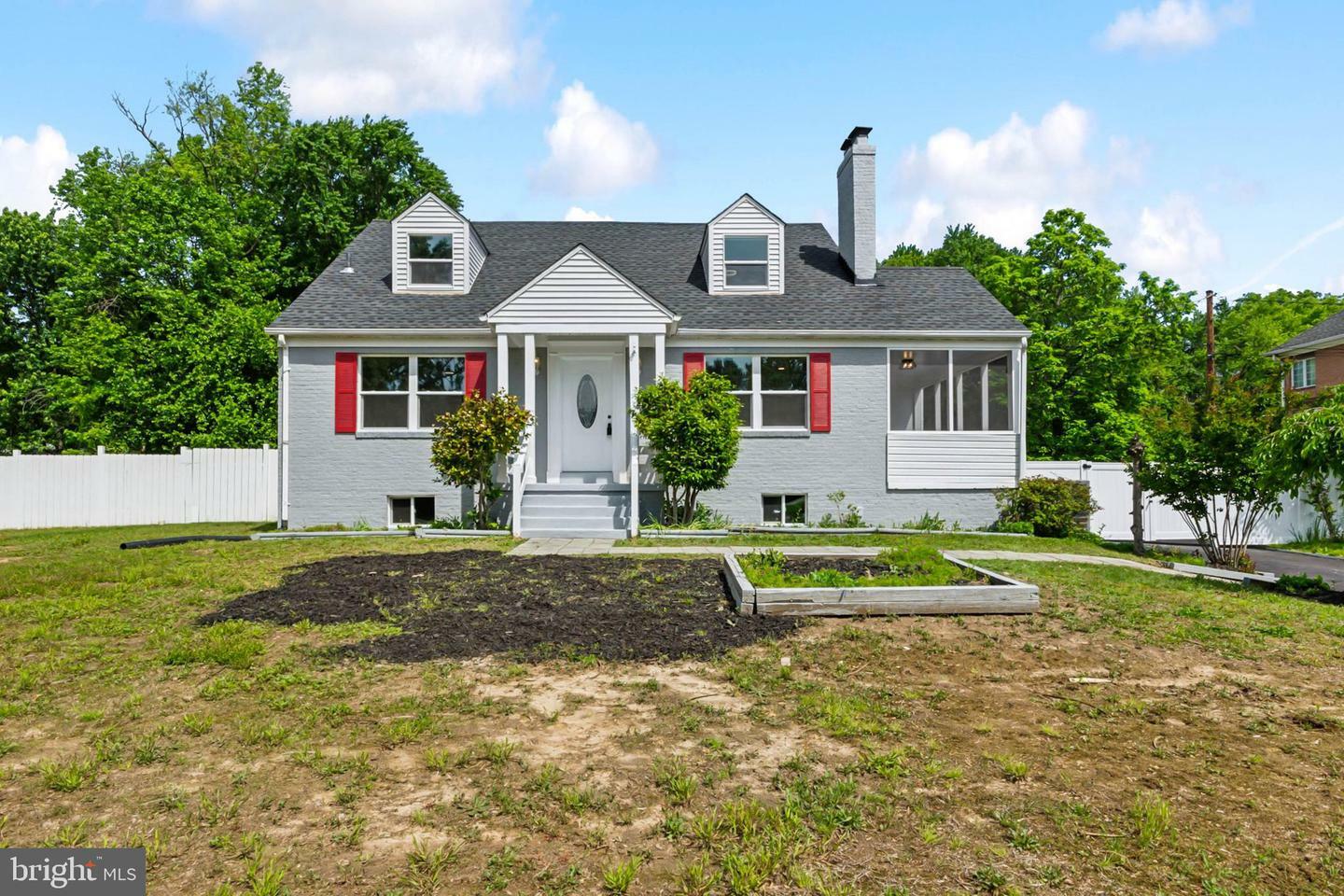 Property Photo: 2416 Sherwood Hall Lane VA 22306