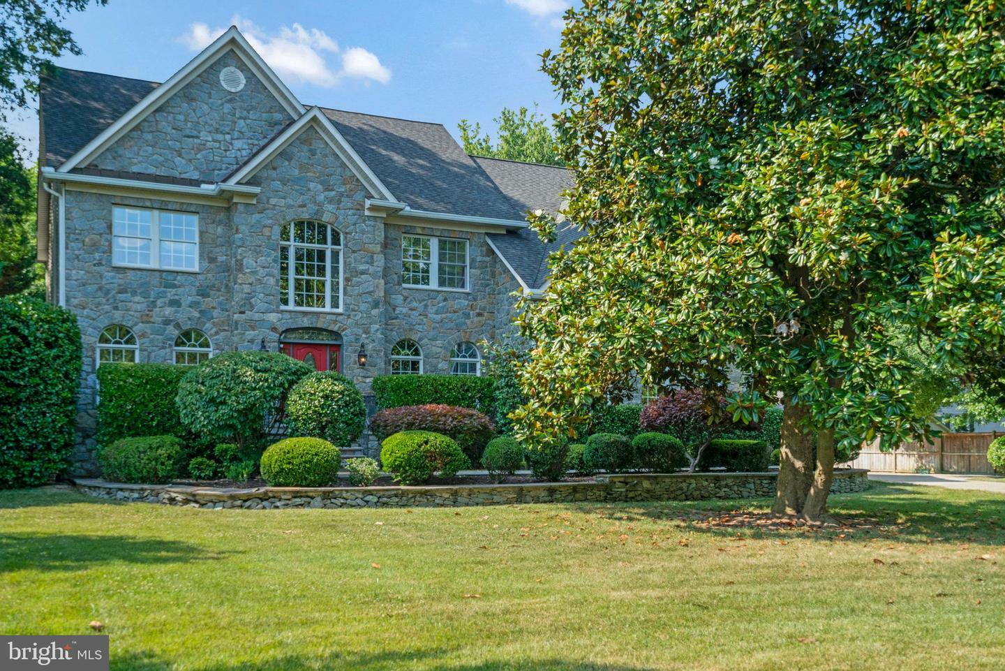 Property Photo: 2504 Sherwood Hall Lane VA 22306