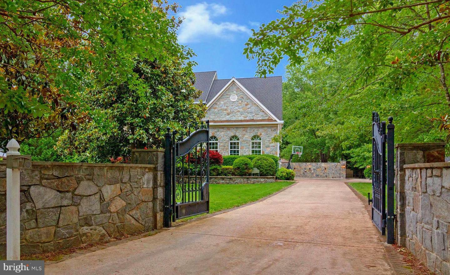 Property Photo: 2504 Sherwood Hall Lane VA 22306