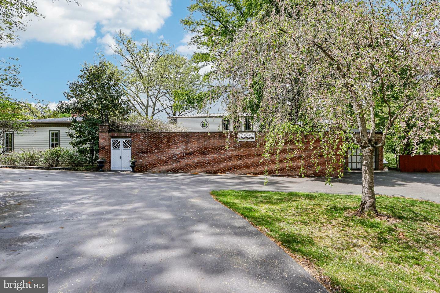 Property Photo: 33 Rosedale Road NJ 08540