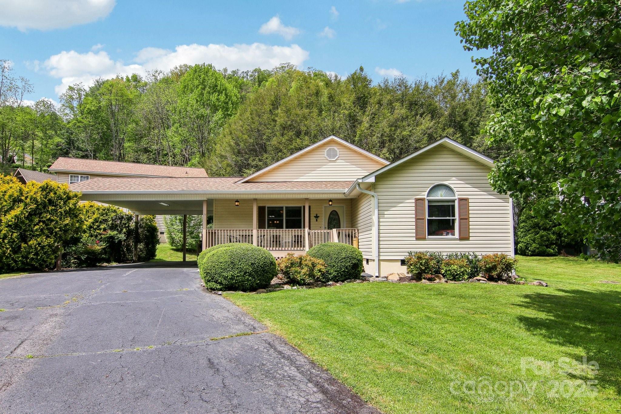 Property Photo: 53 Garden Court NC 28751