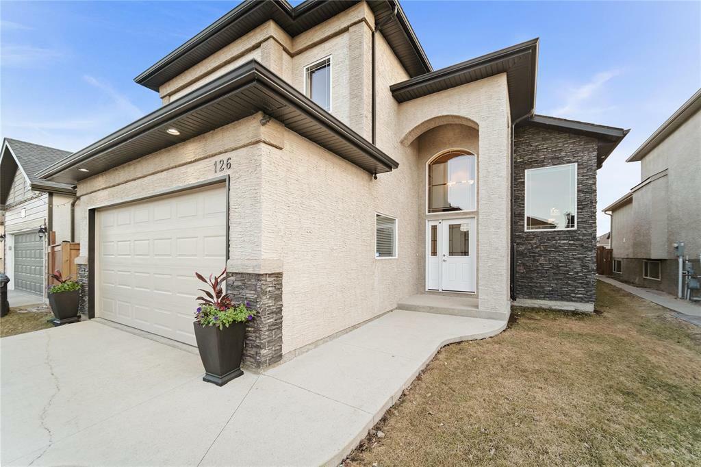 Property Photo: 126 Mosselle Drive MB R2P 1M7