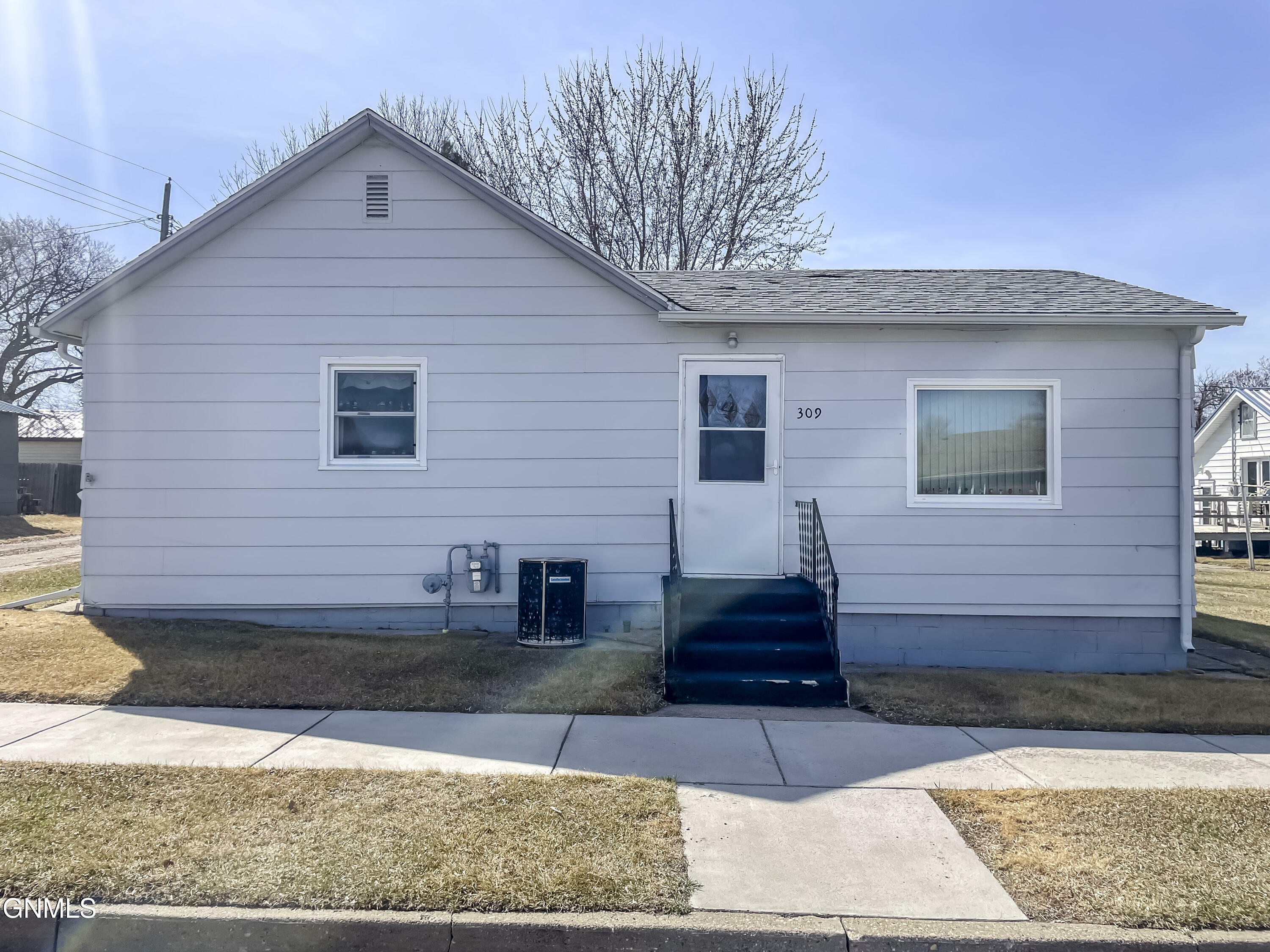 309 Elm Avenue  Linton ND 58552 photo
