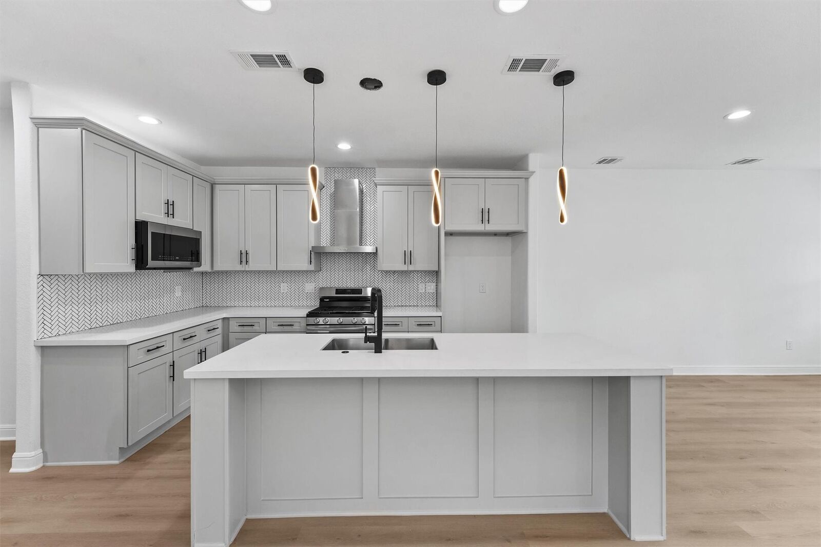 Property Photo: 5013 Golden Forest Drive TX 77091