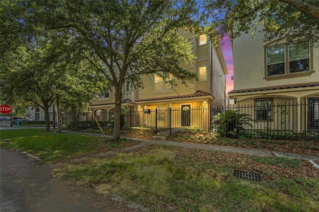 2208 Colorado Street  Houston TX 77007 photo