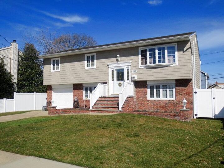 154 Granada Parkway  Lindenhurst NY 11757 photo