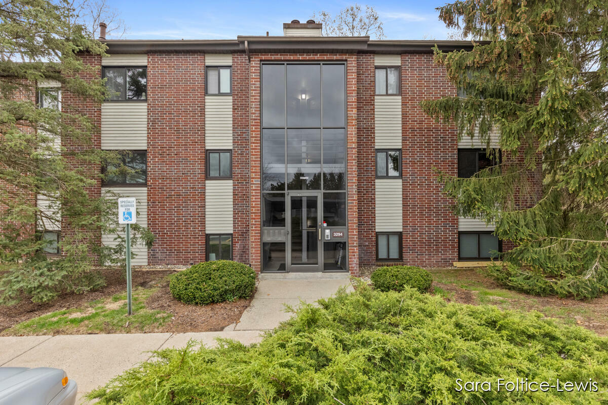 3294 Devonwood Drive NE  Grand Rapids MI 49525 photo