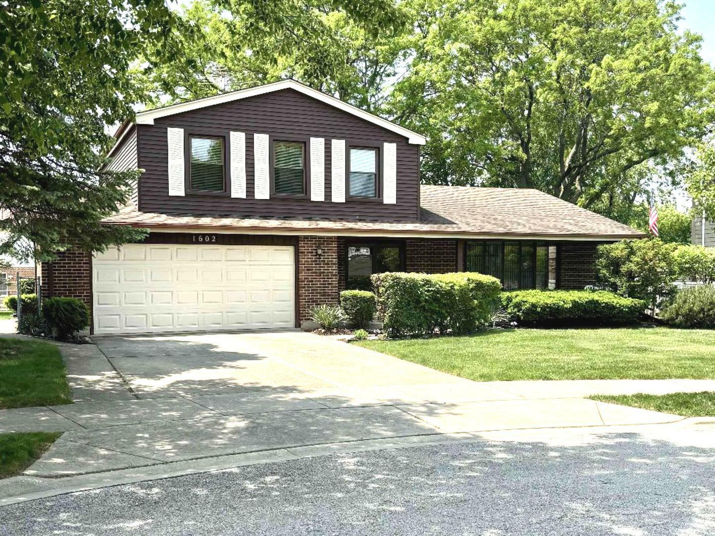 Property Photo: 1602 S Surrey Lane IL 60005