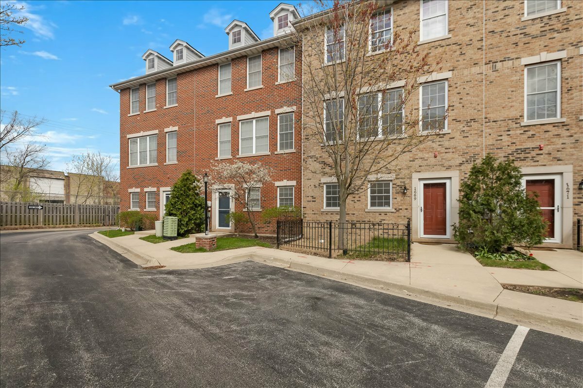 Property Photo: 1669 Church Street IL 60201