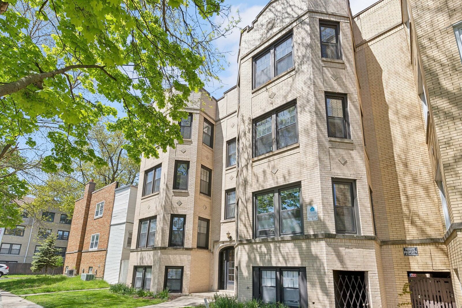 Property Photo: 2220 W Granville Avenue 1 IL 60659