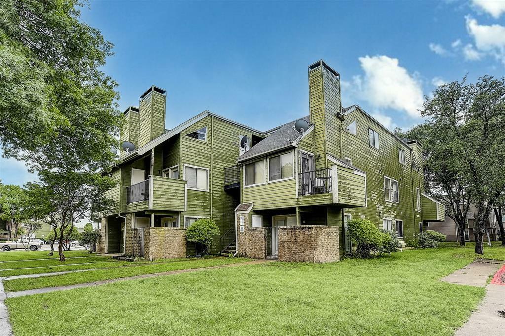 Property Photo: 9833 Walnut Street Q106 TX 75243