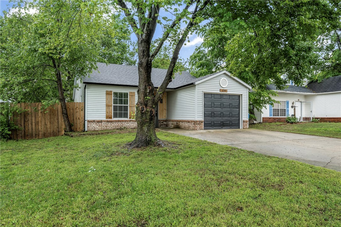 Property Photo: 309 Parkcrest Drive AR 72712