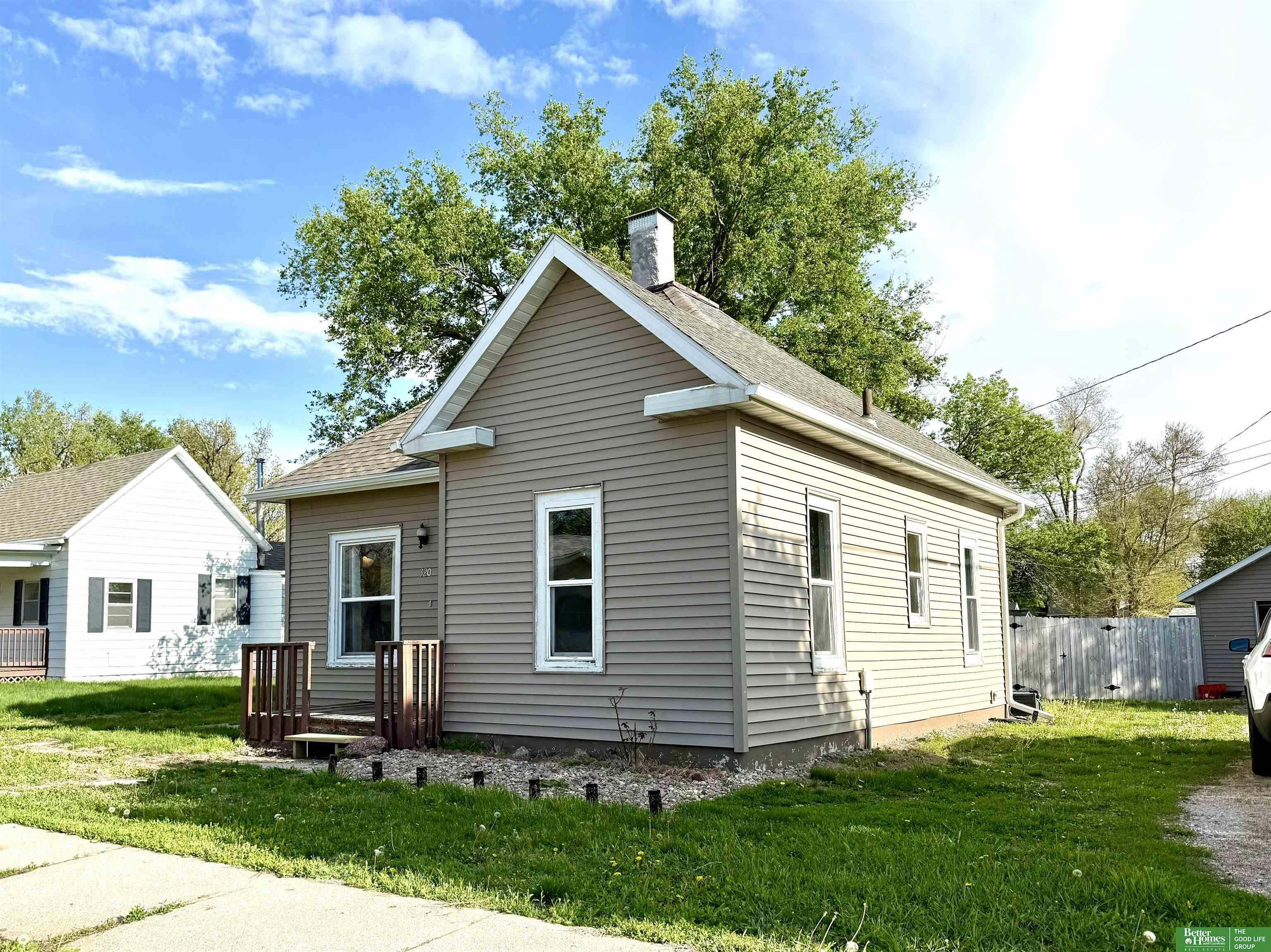 Property Photo: 320 E 4th Street NE 68467