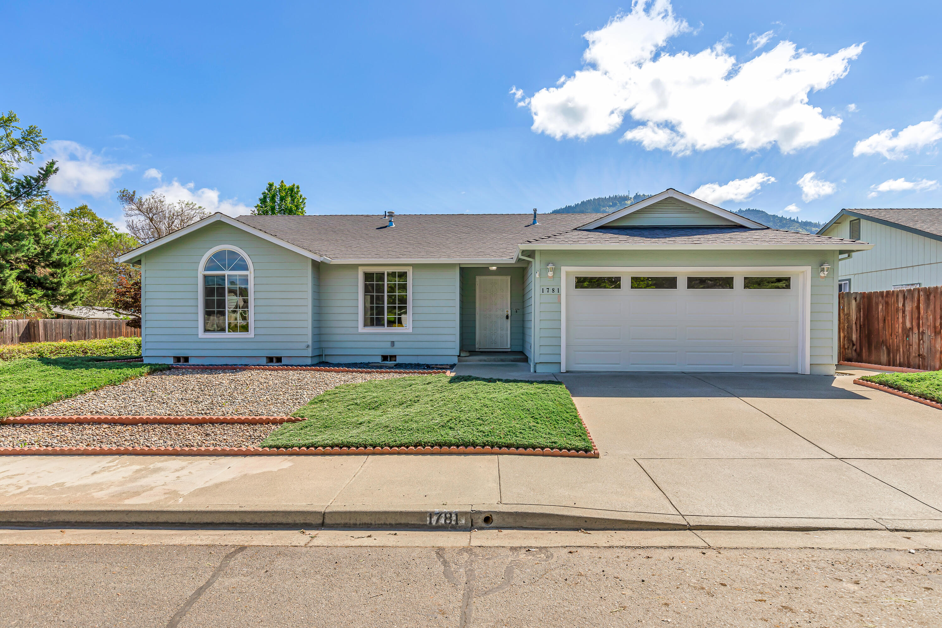 1781 SE Brookhurst Way  Grants Pass OR 97527 photo
