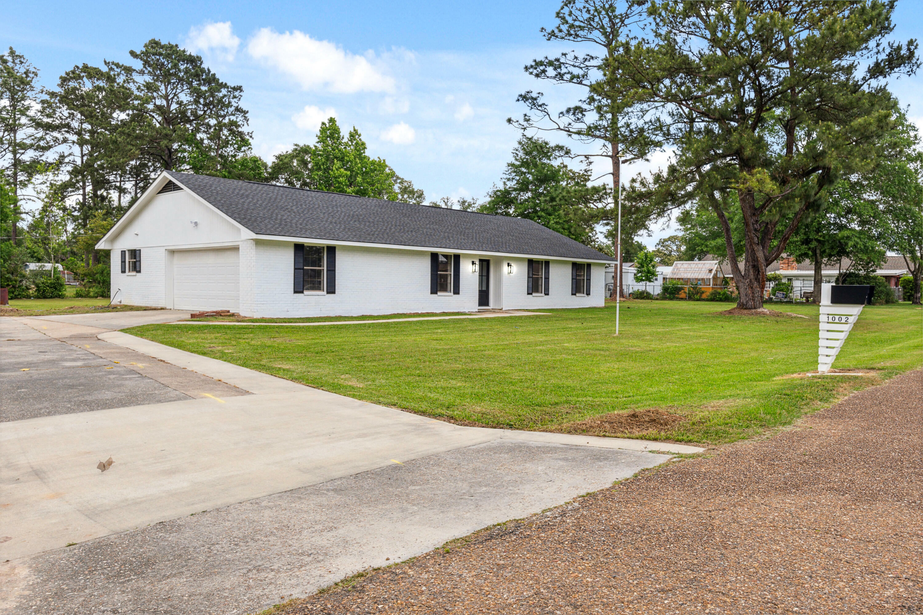 Property Photo: 1002 Apache St LA 70634