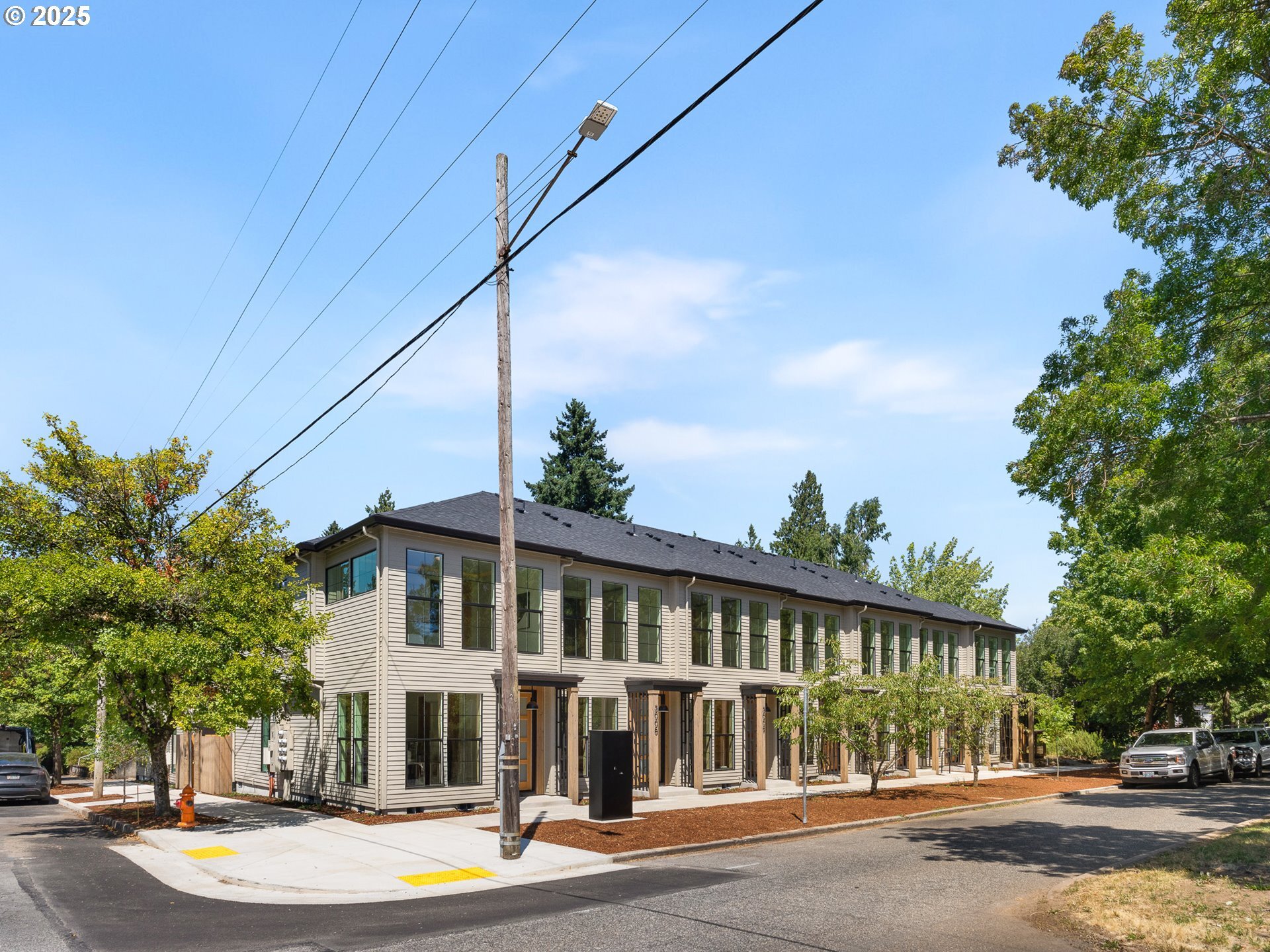 Property Photo: 3005 NE Ainsworth St 2 OR 97211
