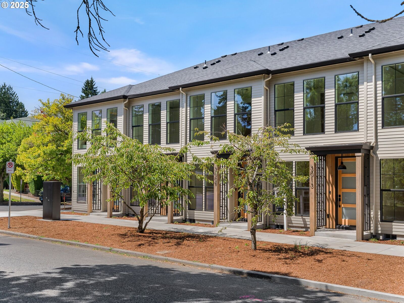 Property Photo: 3005 NE Ainsworth St OR 97211