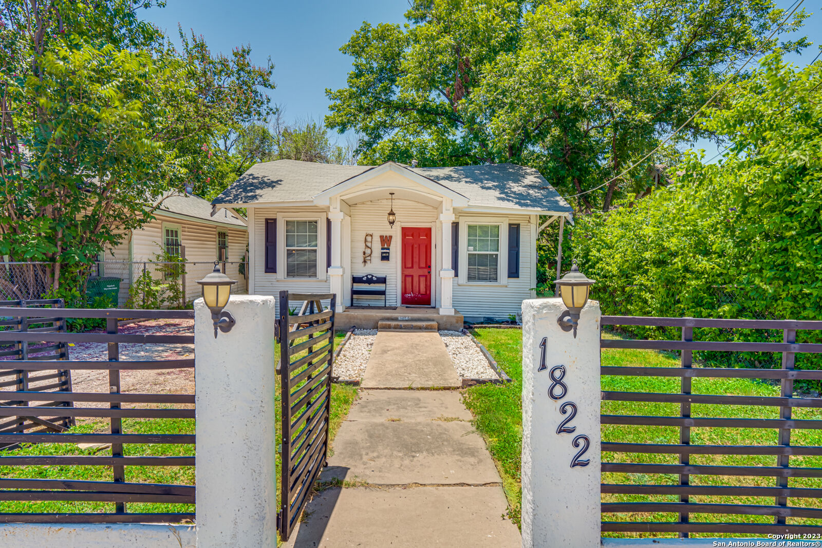 Property Photo: 1822 W Woodlawn TX 78201