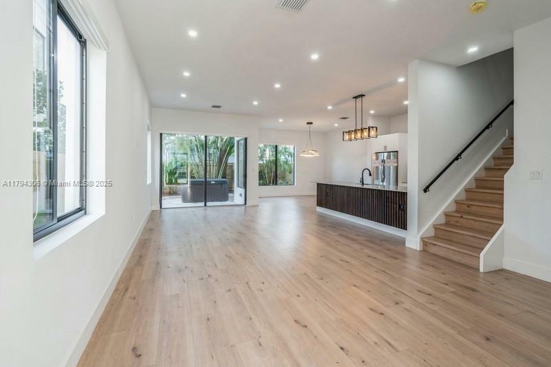 Property Photo: 419 NE 16th Ave - FL 33301