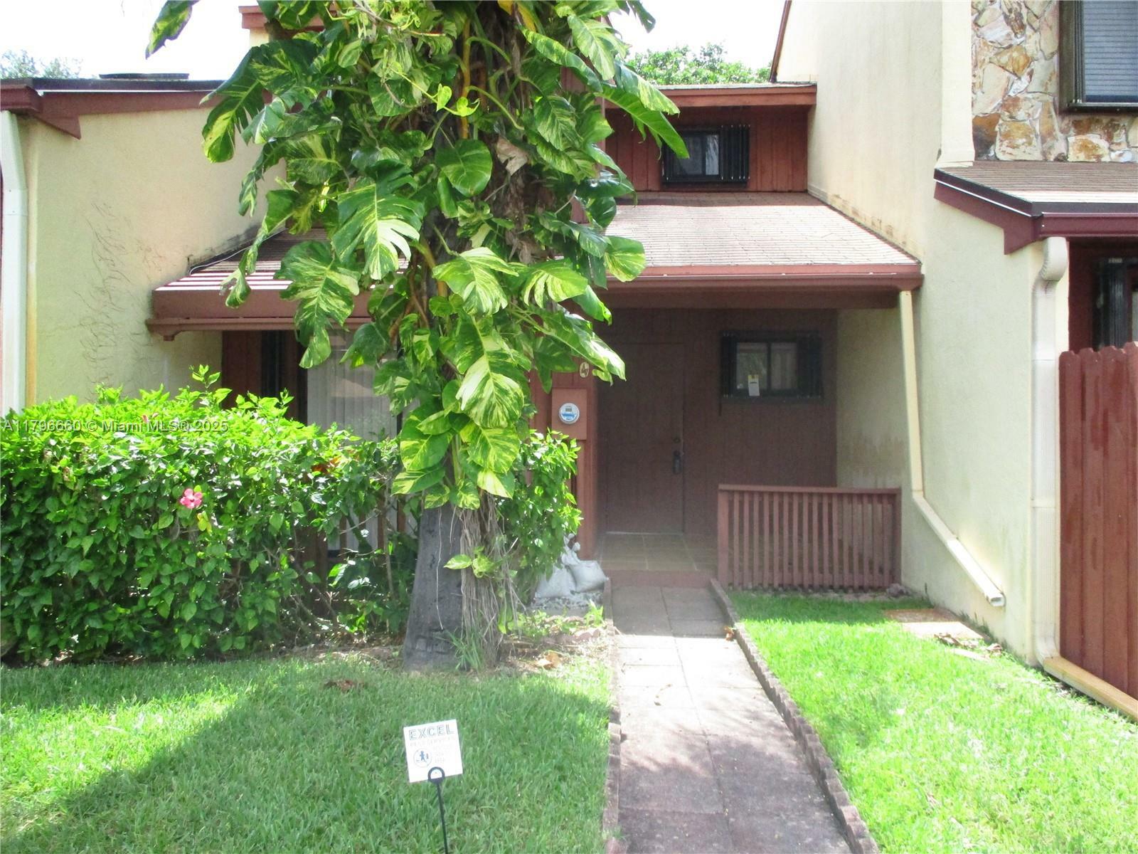 Property Photo: 424 SE 11th Ter 424 FL 33004