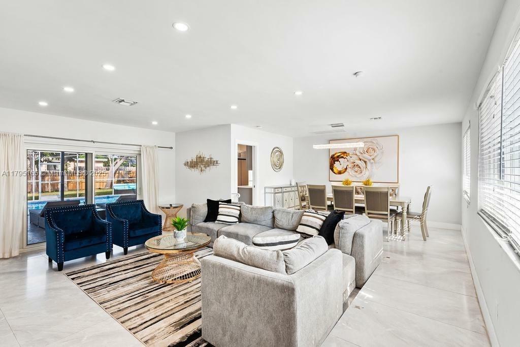 Property Photo: 3719 W Park Rd FL 33021