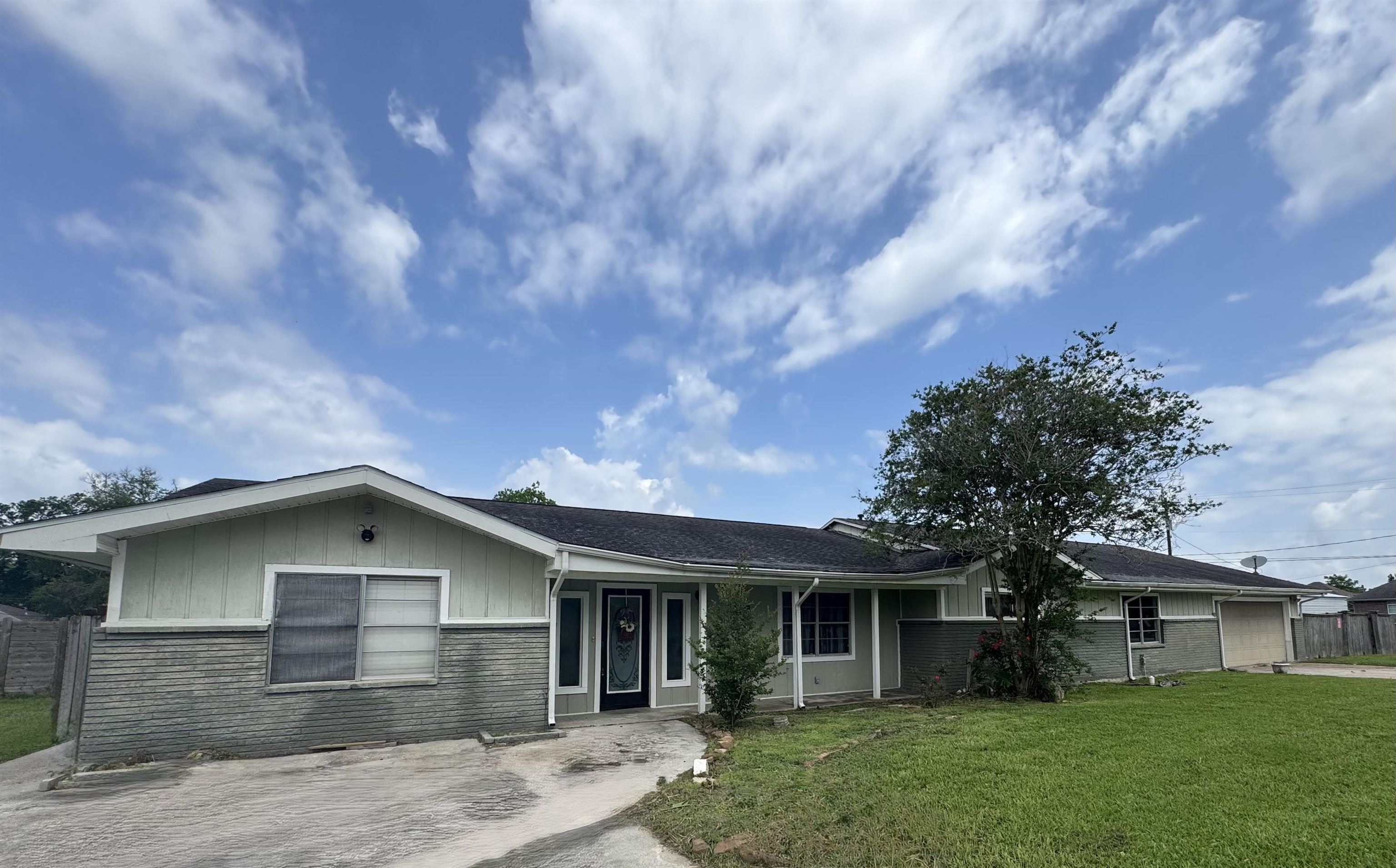 Property Photo: 805 Dugas St TX 77611