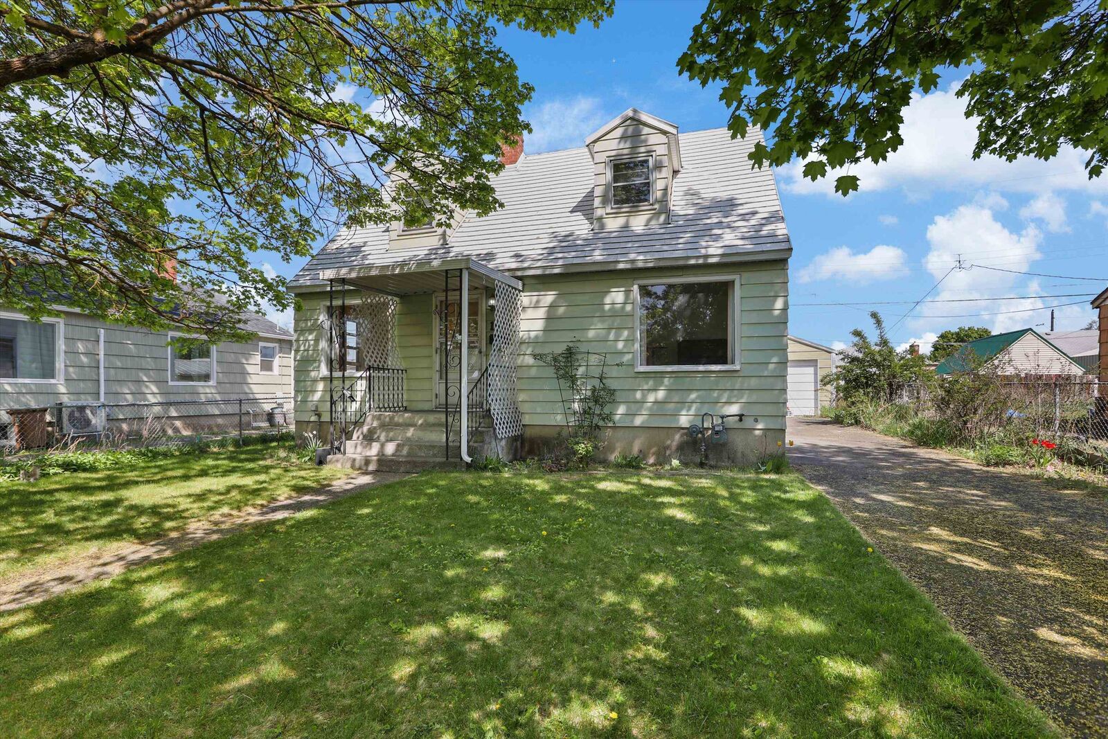 Property Photo: 1617 E Rockwell Ave WA 99207