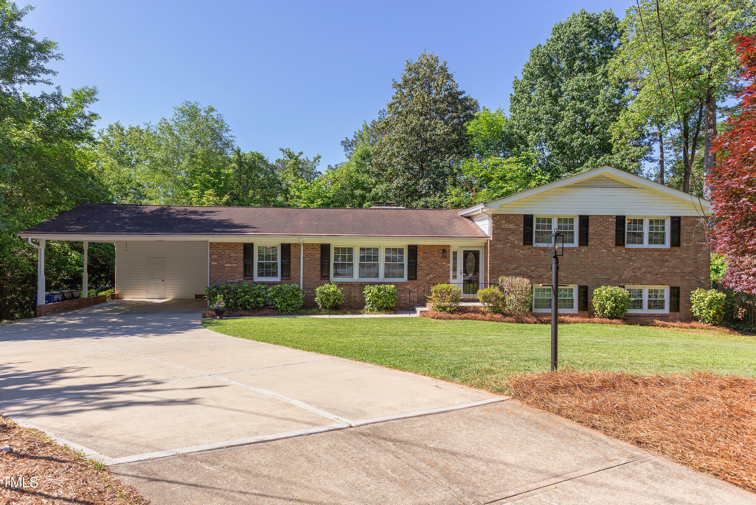 Property Photo: 4300 Edgehill Court NC 27612