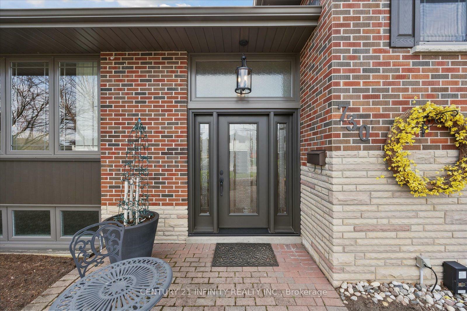 Photo de la propriété: 730 Gibbons Street ON L1J 5A2