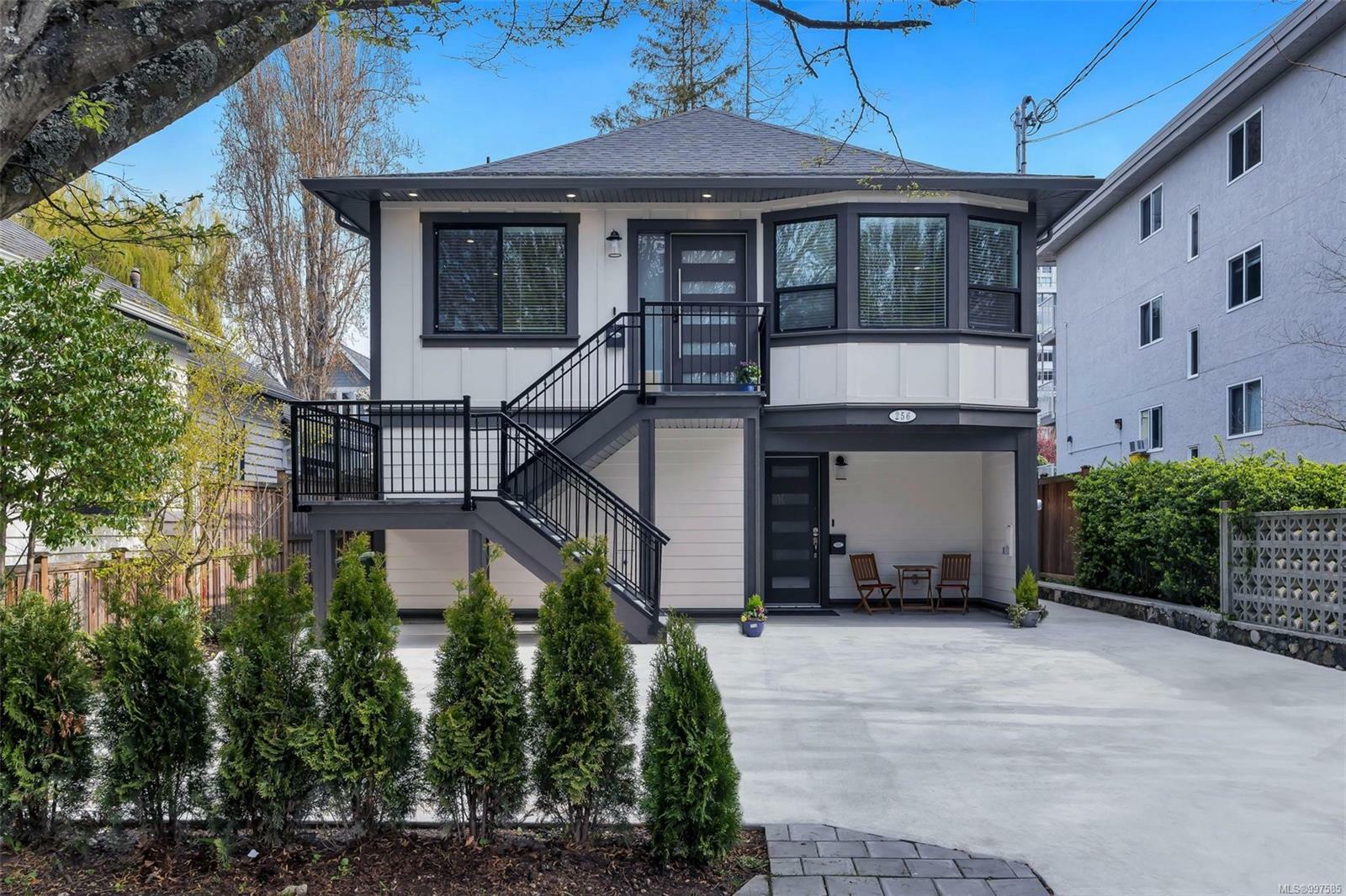 Property Photo: 256 Superior St BC V8V 1T3