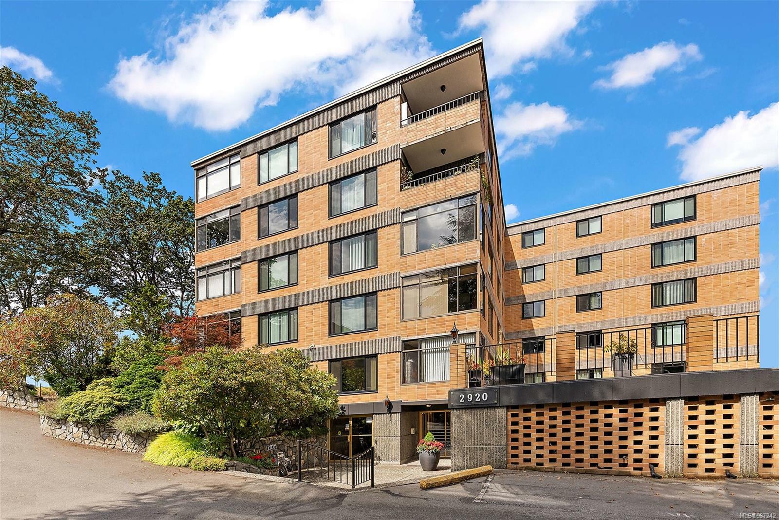 Property Photo: 2920 Cook St 404 BC V8T 3S7