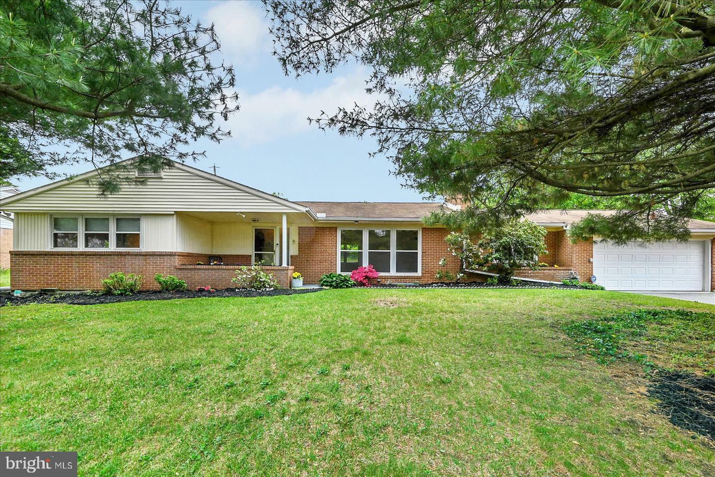 Property Photo: 136 Shelbourne Drive PA 17403