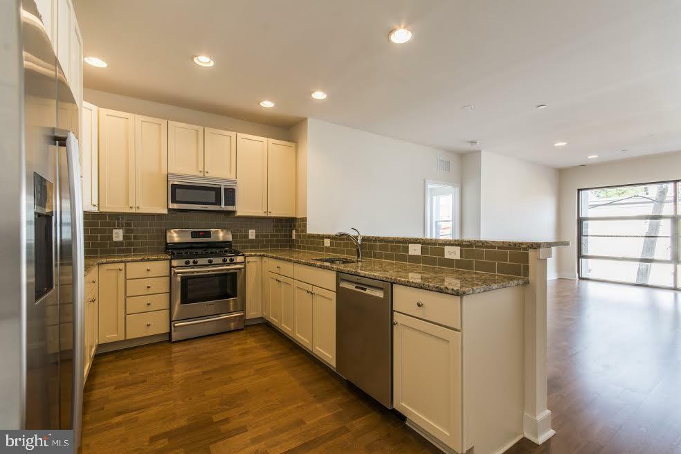 Property Photo: 600 S 24th Street 213 PA 19146