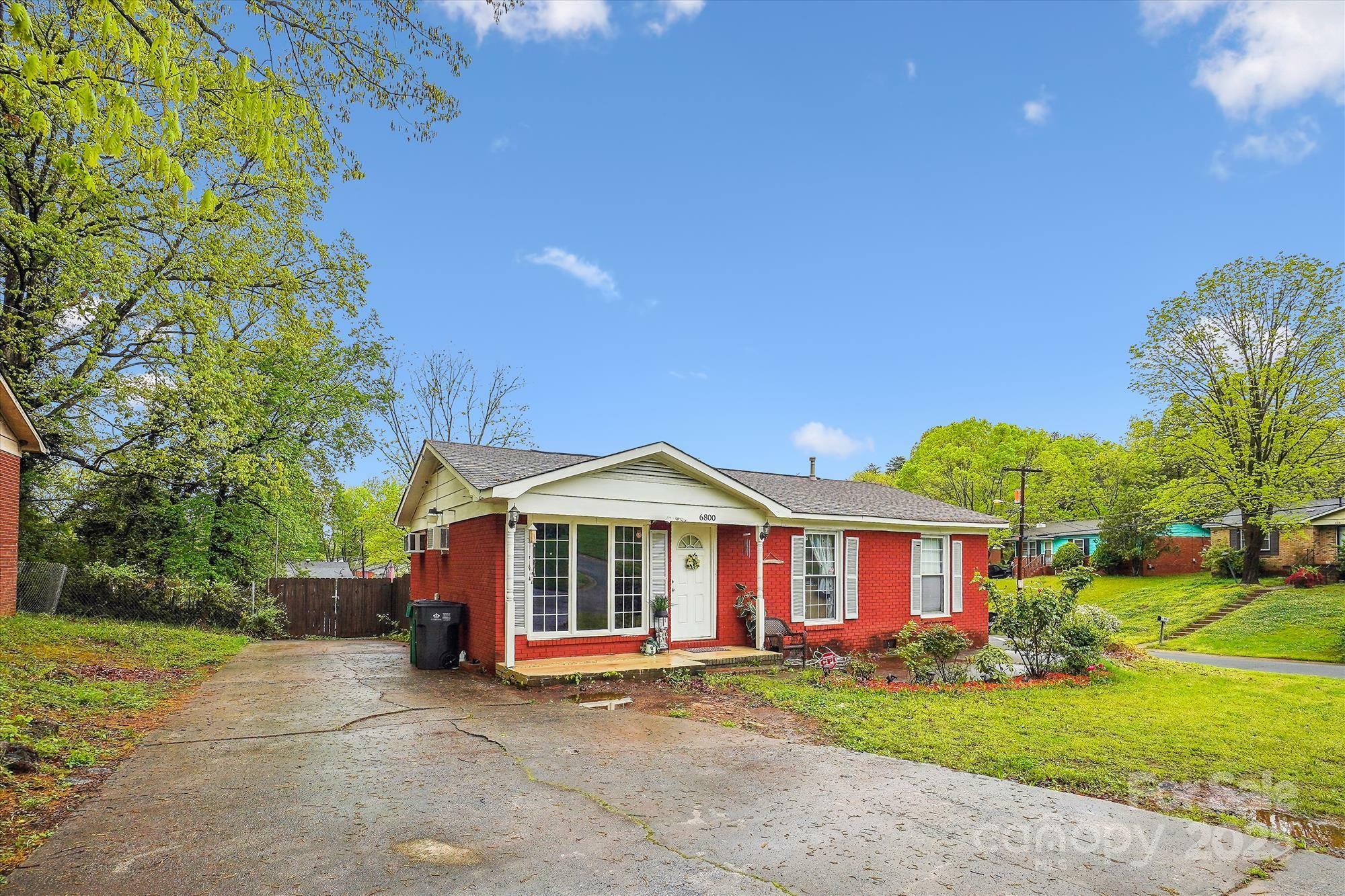 Property Photo: 6800 Deanwood Place NC 28217