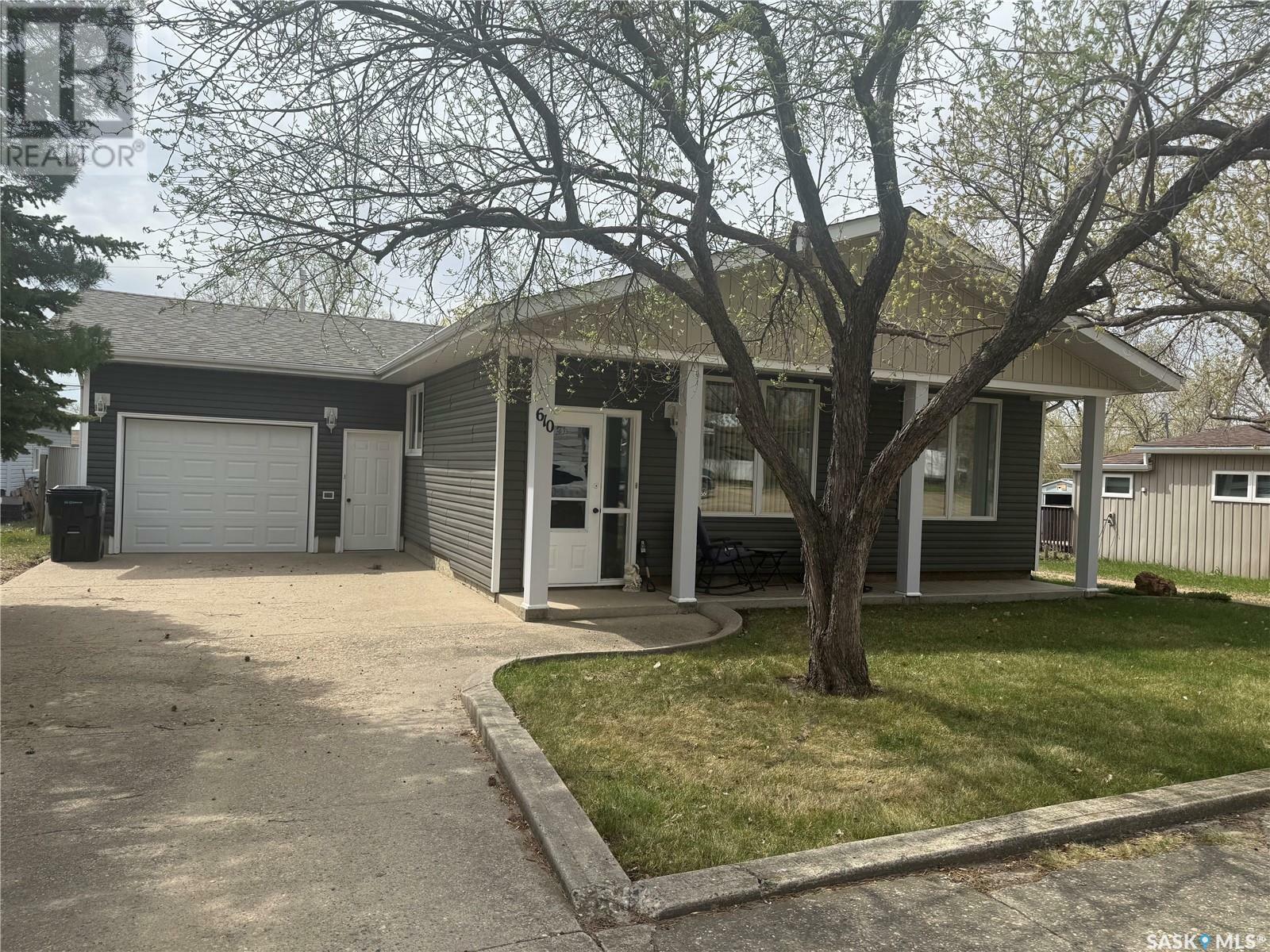 610 Carbon Avenue  Bienfait SK S0C 0M0 photo